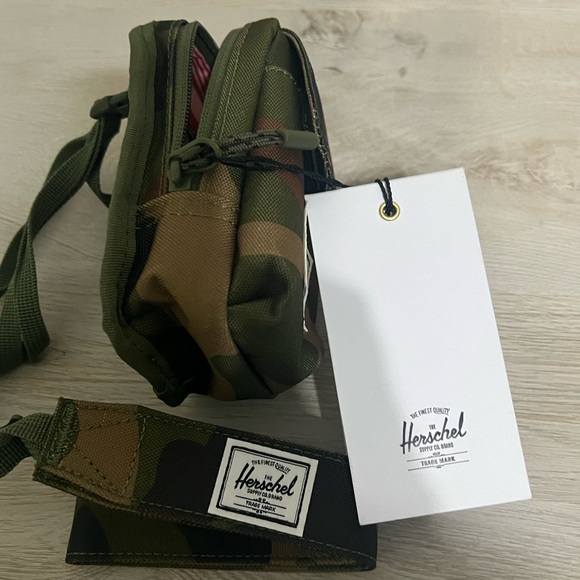 Herschel Camo Crossbody with Strap- Small NWT - Picture 4 of 8